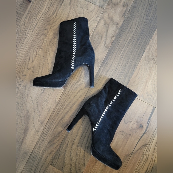 🖤 Stuart Weitzman Black Suede Chevron Heels Ankle Boots Womens 8 M - Picture 10 of 12